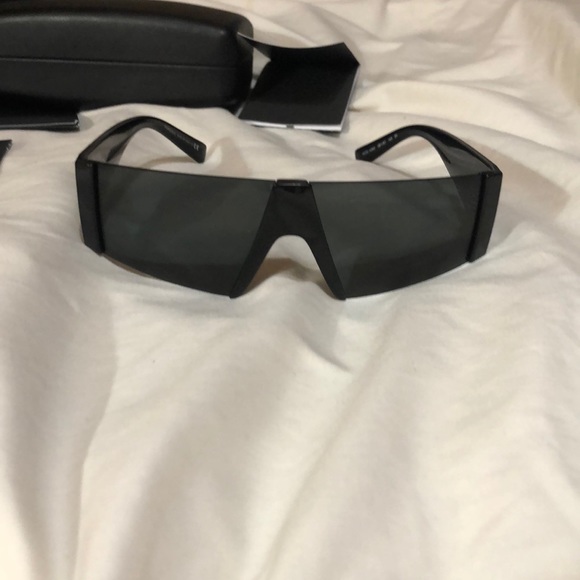 DESIGNER!!! Versace sunglasses - Picture 3 of 6